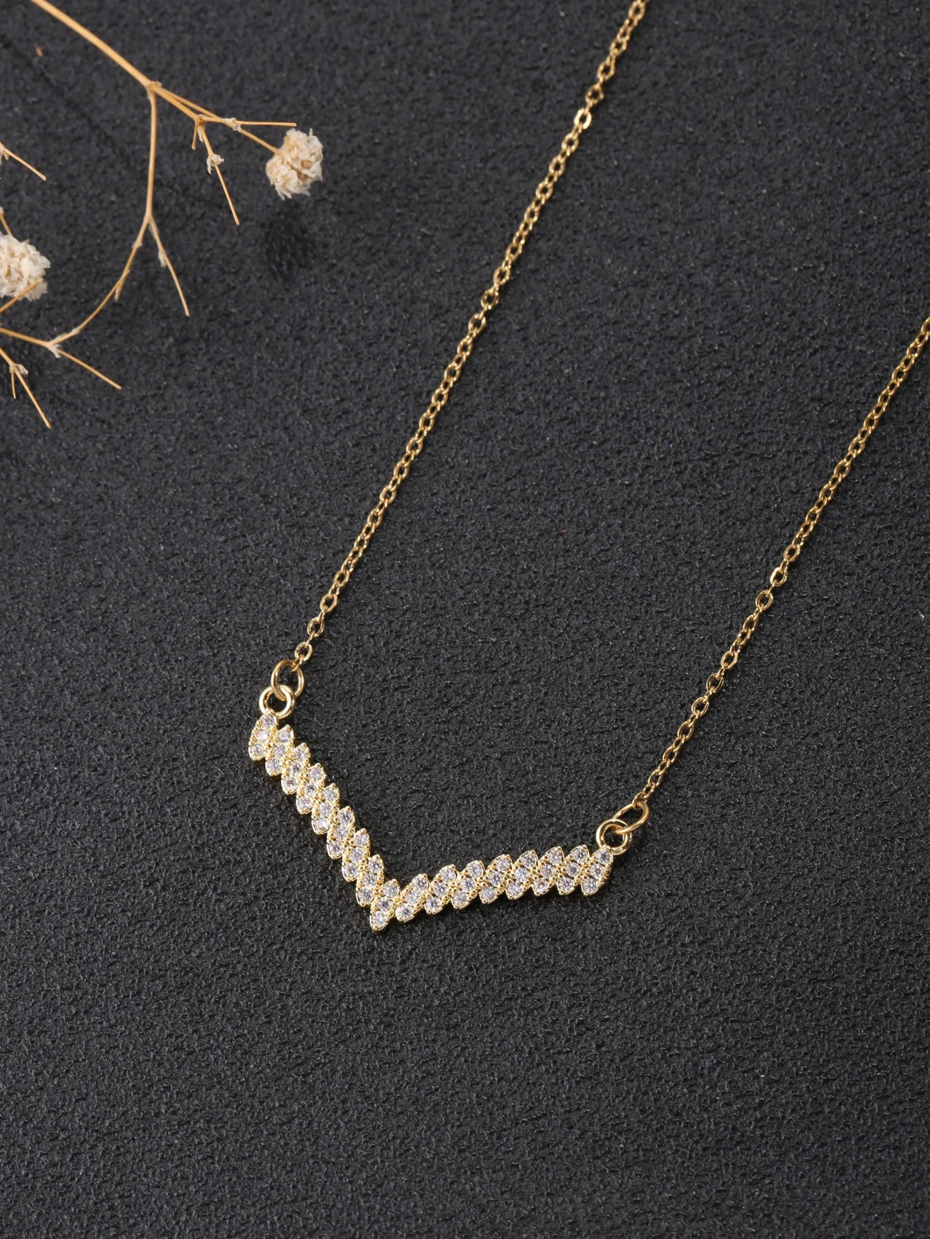 1 Piece Copper-Plated 18K Gold Fashion Pendant Necklace with Rhinestones in the Shape of a V Smile, Imitation Diamond Curved Light Luxury Fine Chain Clavicle Necklace, Suitable for Women's Commuting Style, Low-Neck Top