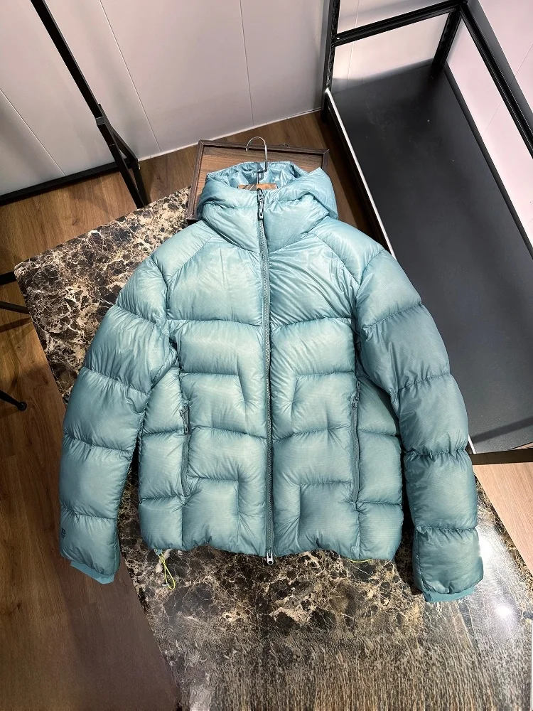 

Ultra-Light Thickened Nylon down Jacket Hooded Outdoor Winter Coat for Couples Men Women Cold Resistant Durable Zipper Closure