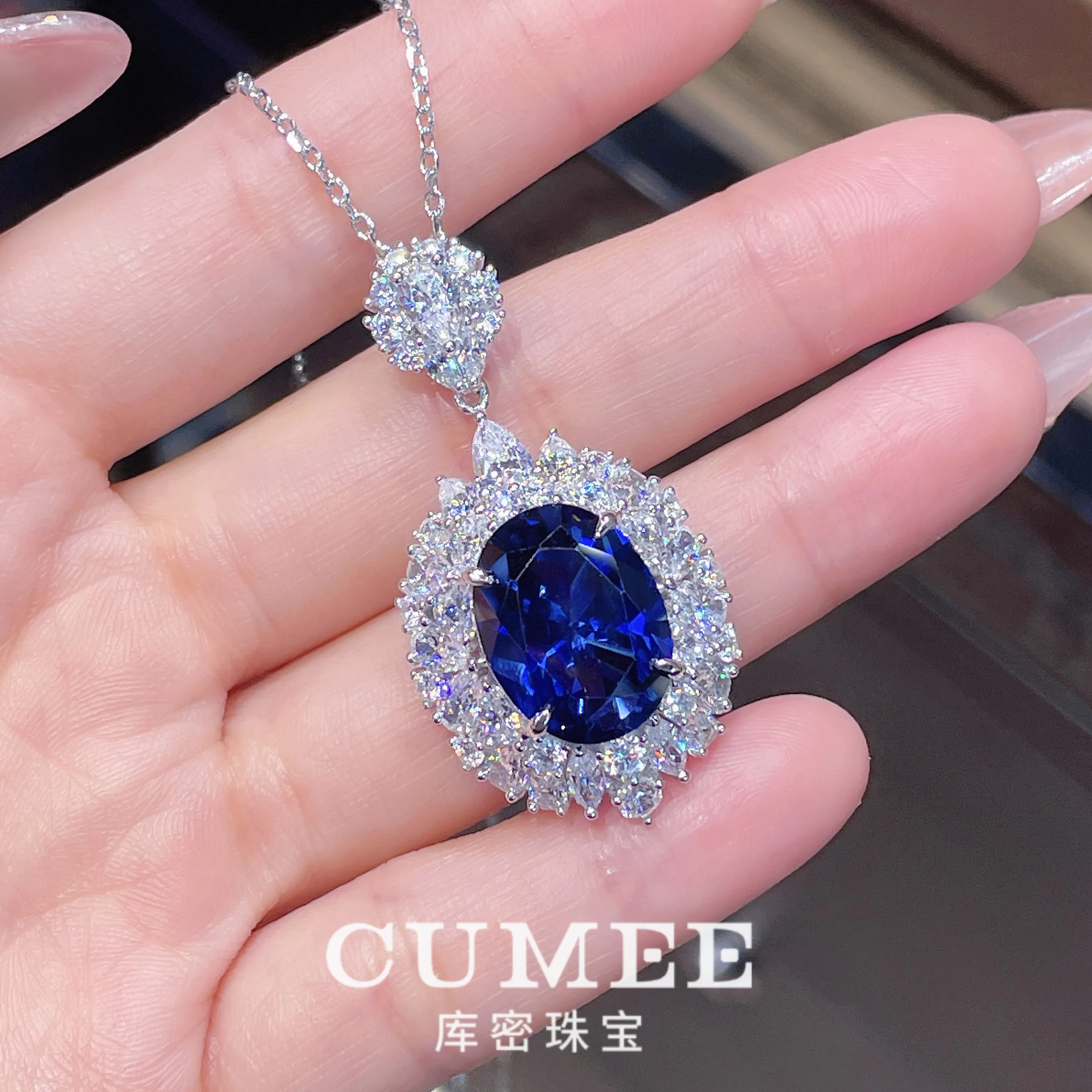 CUMEE High-end Royal Blue Light Luxury 13 Carat Large Pendant Cultivated Synthetic Sapphire Pendant. Silver-plated Gold