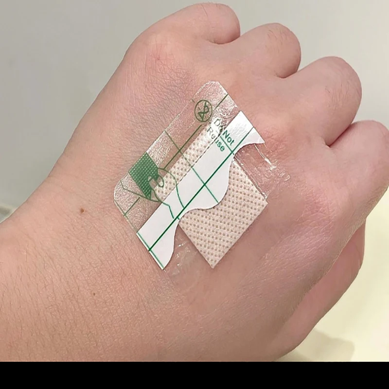 50 Stück atmungsaktive, transparente, quadratische Einweg-Pflaster aus PU mit hautfarbenen und transparenten, wasserfesten Pflastern