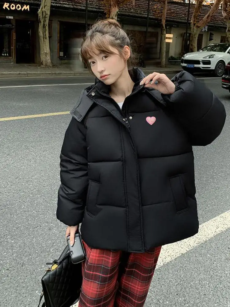 

Пуховик для женщин, зима 2024, новые корейские однотонные женские модные свободные утолщенные стеганые короткие куртки с капюшоном, пальто