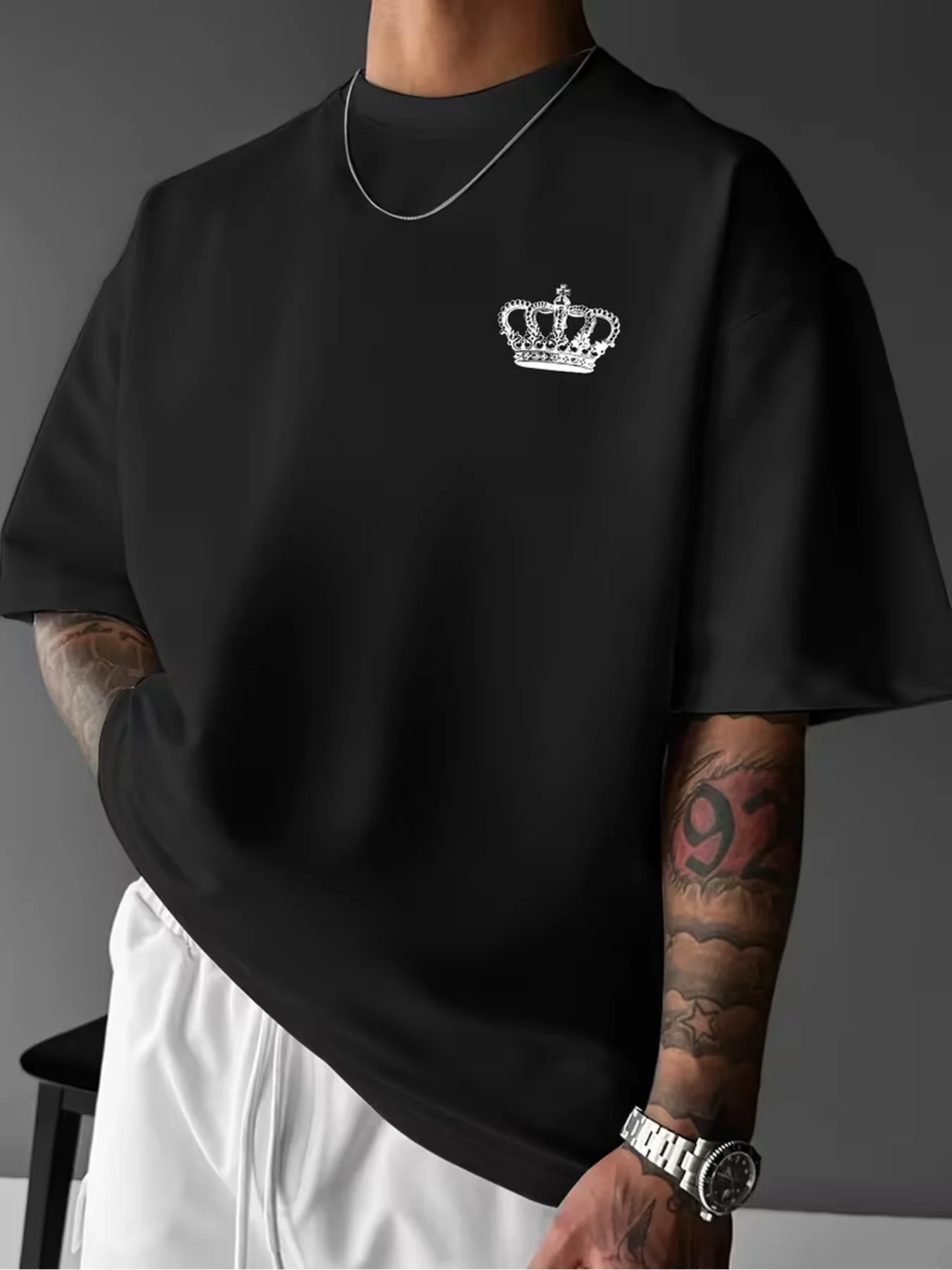 Urbanes Streetwear-T-Shirt mit Kräftigem Flügel- und Kronenmotiv und Inspirierendem Vertikalem Zitat, 100% Baumwolle, Herren-T-Shirt für Sommerliche Tagesausflüge – Detail 7