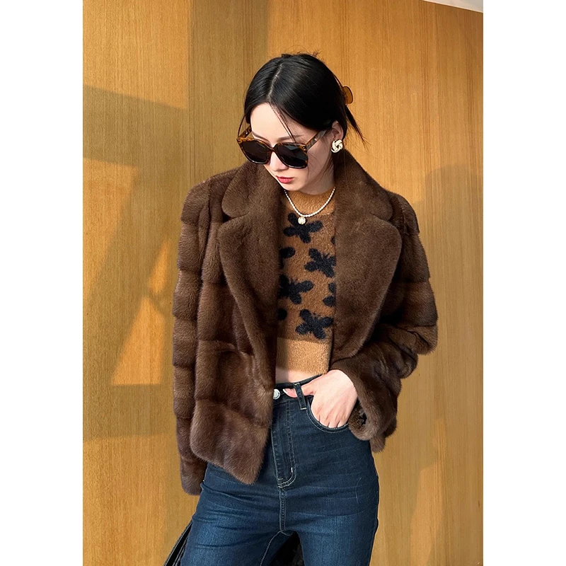 معطف فرو المنك القهوة الفاخرة للنساء المستوردة قطعة كاملة الفراء شريط أفقي الإناث التلبيب قصيرة المخملية المنك سترة Fourrure