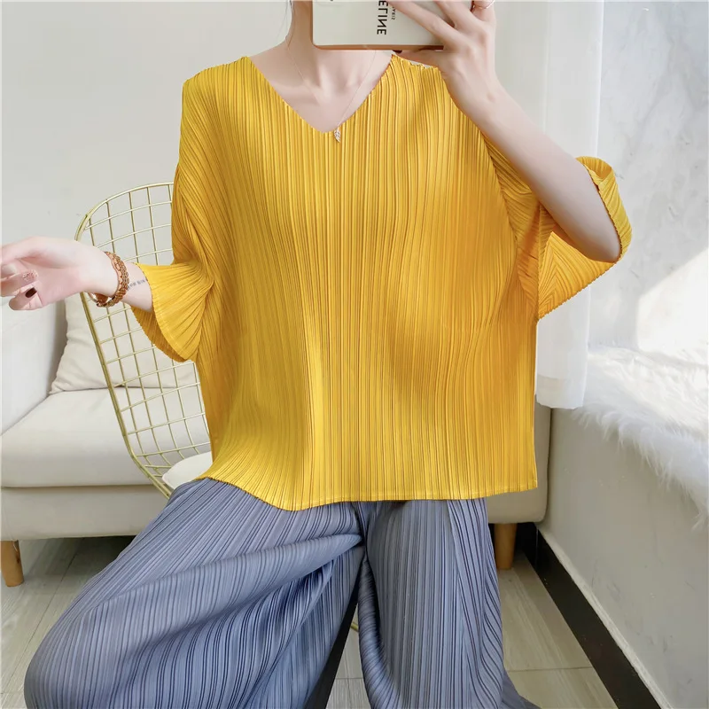 Miyake Plisowane topy w jednolitym kolorze 2025 Letni nowy dekolt w kształcie litery V Duży rozmiar Wygodna, swobodna, podstawowa koszulka