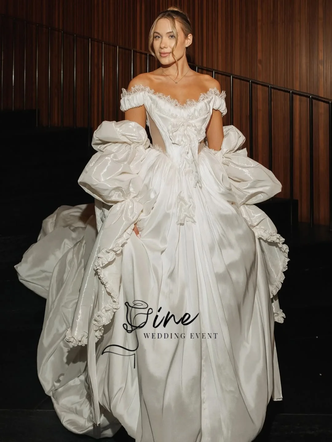 Oine Luxury Court style Stain Lace Wedding Dresses 2026 Elegant Pleat Tiered Princess Off the Shoulder Bridal Gown Customized