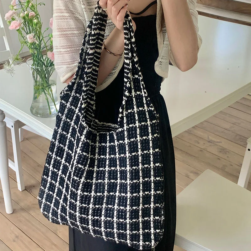 Borsa per la spesa a tracolla scozzese in bianco e nero Designer donna coreana Street Style Casual Tote Summer Trend colore brillante all'ingrosso