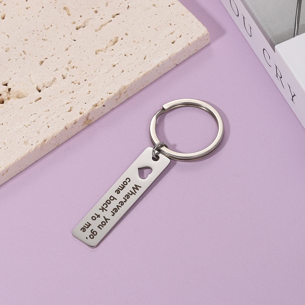 Gravierter Schlüsselanhänger aus Edelstahl mit herzförmigem Hohldesign als Gedenkgeschenk zum Geburtstag für Freund und Ehemann. – Detail 4