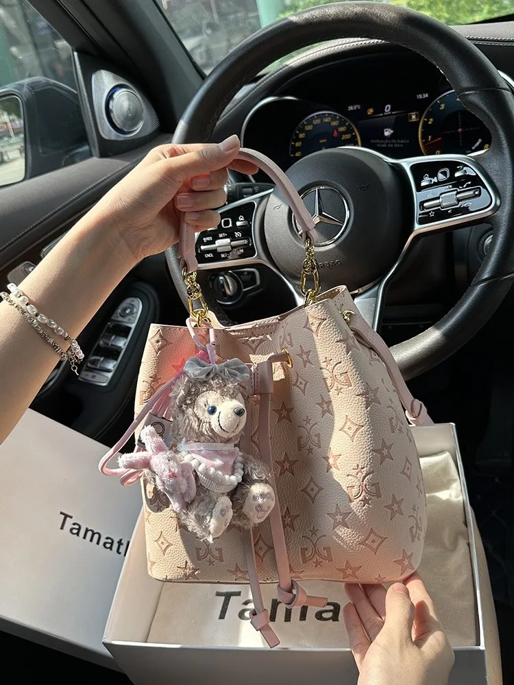 tamatha-fashionable-embossed-bear-bucket-bag-large-capacity-cute-handbag-casual-style-soft-pu-leather-round-cylinder-shape