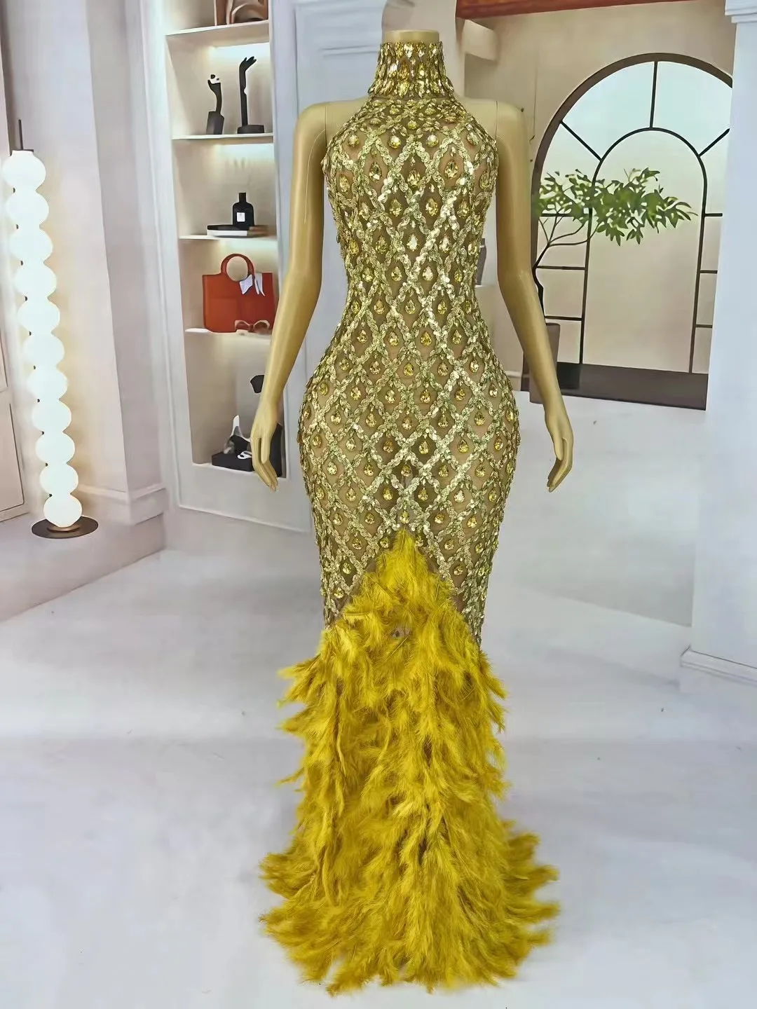 Luxus Glänzende Gold Strass Feder Sexy Mesh Lange Kleid Frauen Geburtstag Abend Roten Teppich Modenschau Kleid Bühne Kostüm