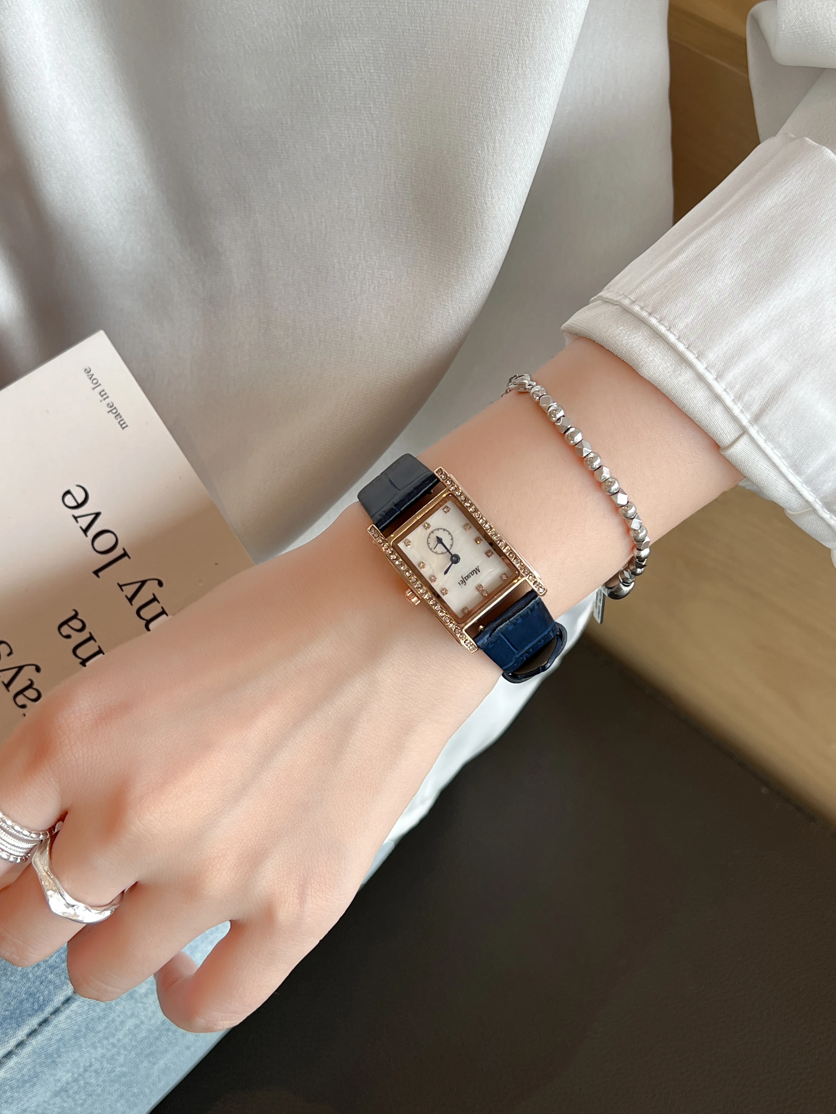 レザーバンドのレディースウォッチ用スクエアウォッチ