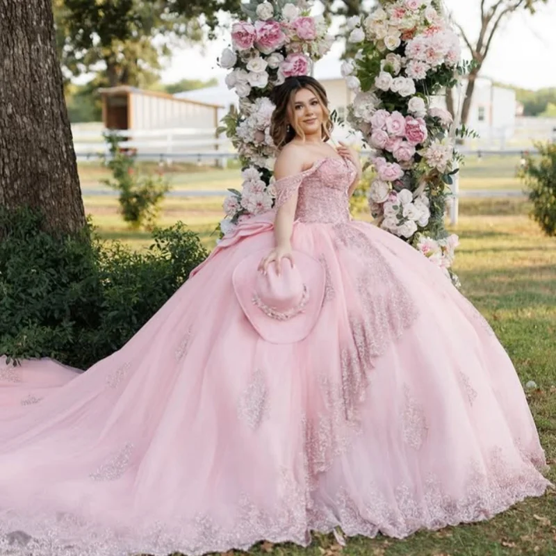 Sukienki Quinceañera na zamówienie, błyszczące, w kolorze jaskrawego różu, z odkrytymi ramionami, cekinową aplikacją, tiulową długą treną, kokardą, Vestido 15 Quinceañera