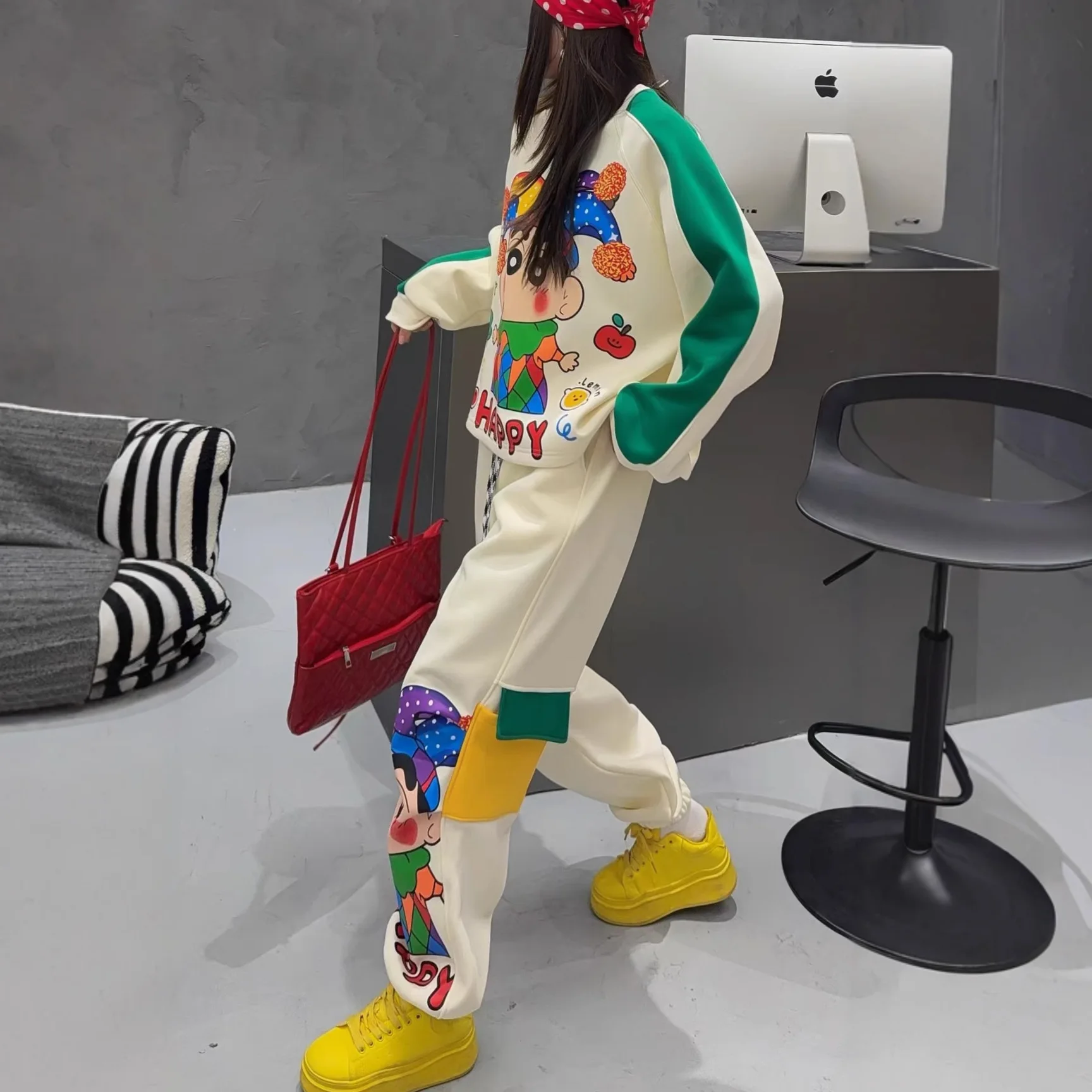 Novo conjunto de duas peças Crayon Shin-chan – feminino emendado contraste cor espartilho suéter moletom solto preguiçoso vibração roupa de desviando de idade