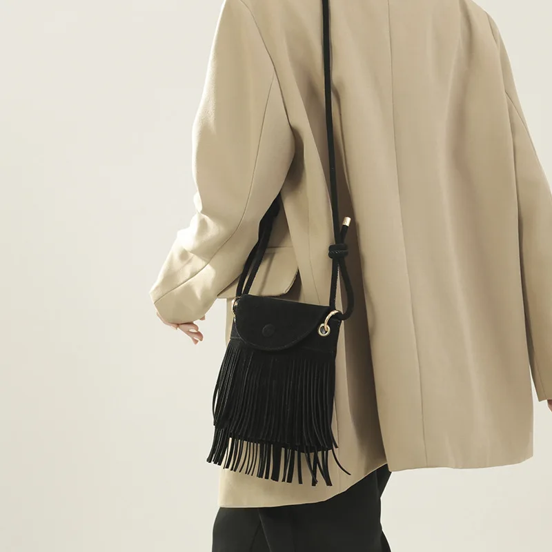 Trendige Leder-Umhängetasche mit Quaste, einfarbig, für Damen, Messenger-Tasche mit Fransen-Design und verstellbarem Riemen, Alltags-Umhängetasche – Detail 11