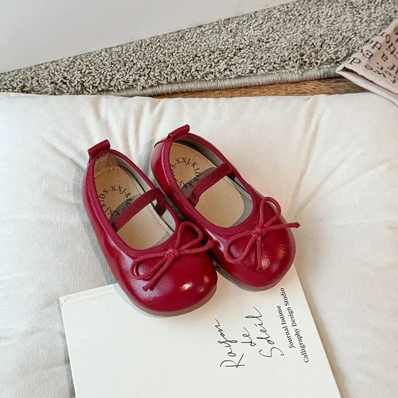 2025 ربيع وخريف جديد الأطفال أحذية من الجلد الصغير للفتيات موضة الكورية لينة القوس المضادة للانزلاق موضة الأميرة حذا فردي للسيدات