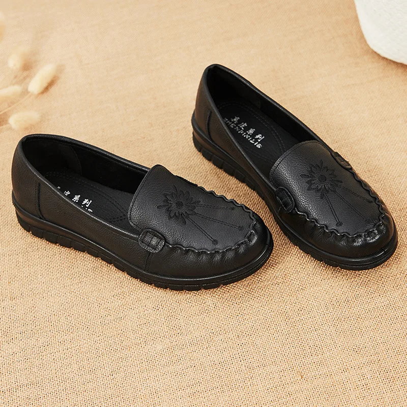 أحذية نسائية صيفية كاجوال من الجلد الناعم أحذية فردية مريحة ومضادة للانزلاق ومقاومة للاهتراء أحذية للأمهات متعددة الاستخدامات