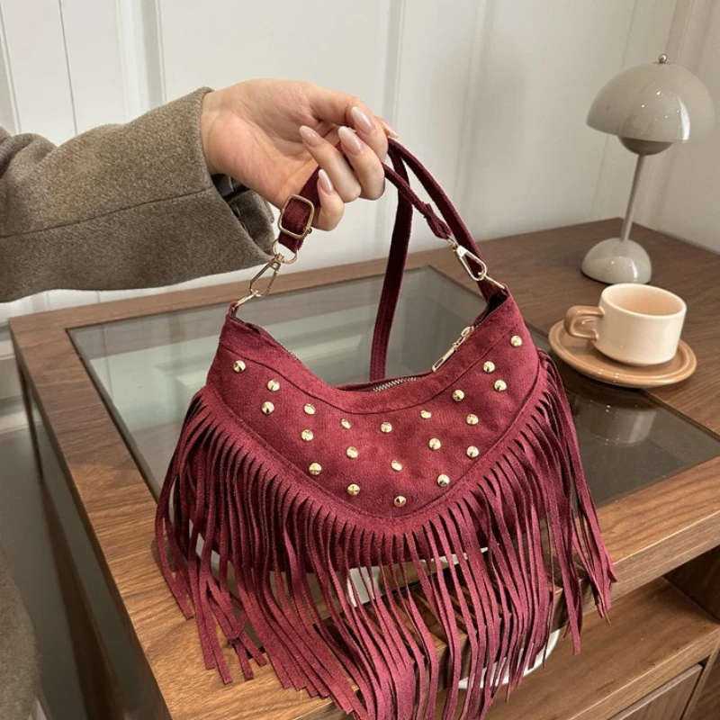 bolsa-de-ombro-retro-de-camurca-com-franjas-e-tachas-metalicas-bolsa-transversal-meia-lua-ideal-para-shows-e-looks-vintage-do-dia-a-dia