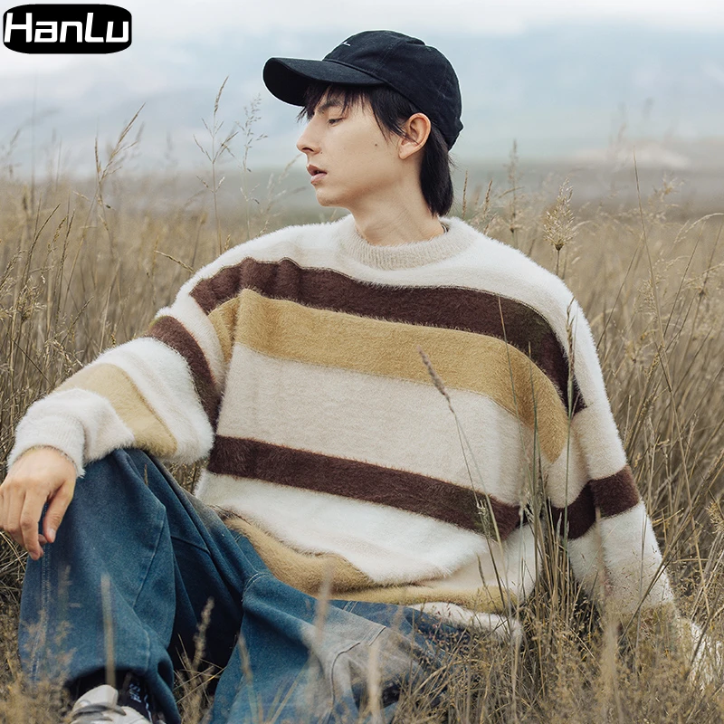 Sweater rajut kasual pasangan pria, atasan rajut kasual impor Jepang leher bulat garis-garis kontras rambut Mink musim dingin