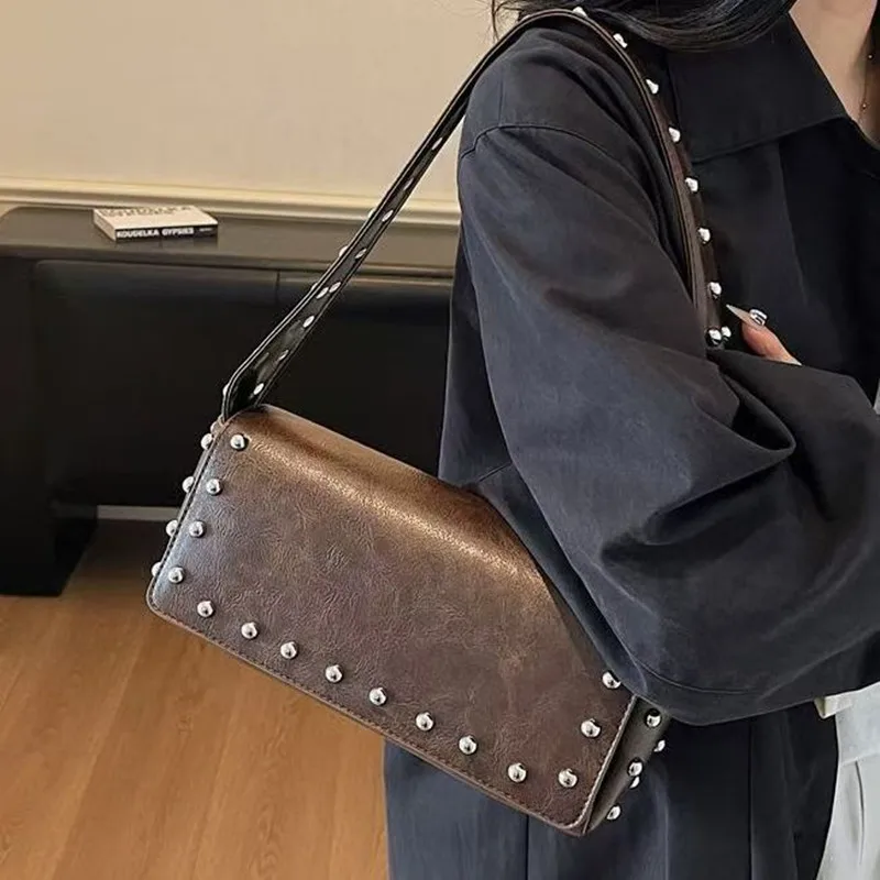 

2026 Высококачественная сумка с заклепками. Ретро и стильная маленькая квадратная сумка. Универсальная женская сумка для пригородных поездок. Четыре цвета.