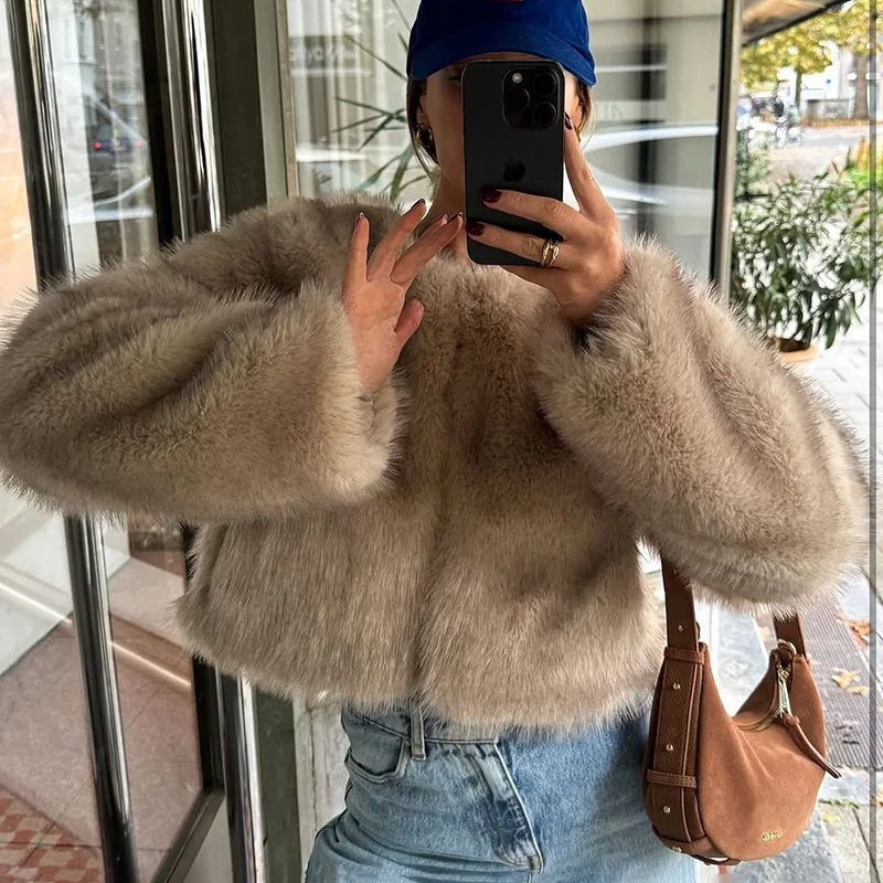 

TARUXY Women's Faux Fur Coat Short Style Casual Loose Long Sleeve High Street Winter 2025 Hot Cool Girls Fluffy Fur Jacket Warm