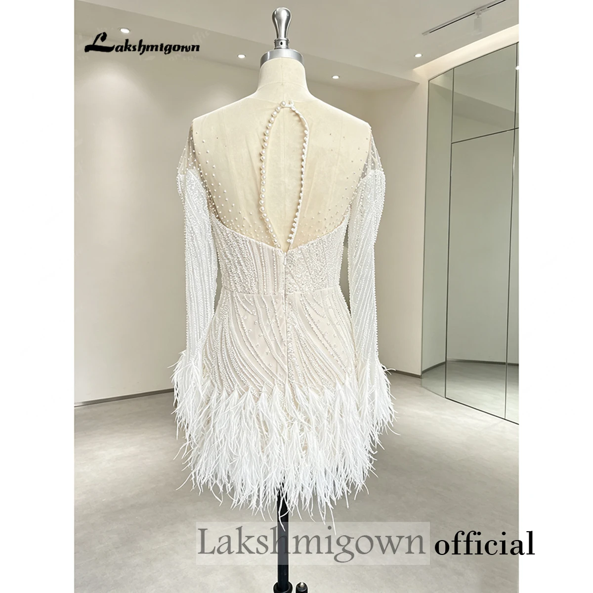 Lakshmigown Langarm-Brautkleid mit Perlen und Federn, kurzes Hochzeitskleid mit herzförmigem Ausschnitt, Illusionshalsausschnitt, Schlüsselloch-Rücken, Mini-Brautkleid für die Hochzeitsfeier – Detail 6