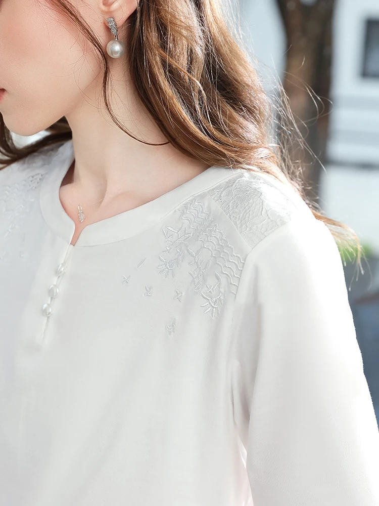 เสื้อยืดปักลายลูกไม้สีขาว I BELIEVE YOU รุ่นปักลายปะติด ฤดูใบไม้ร่วง 2025 คอตั้ง แขนยาว กระดุมมุก รุ่น 2253016143