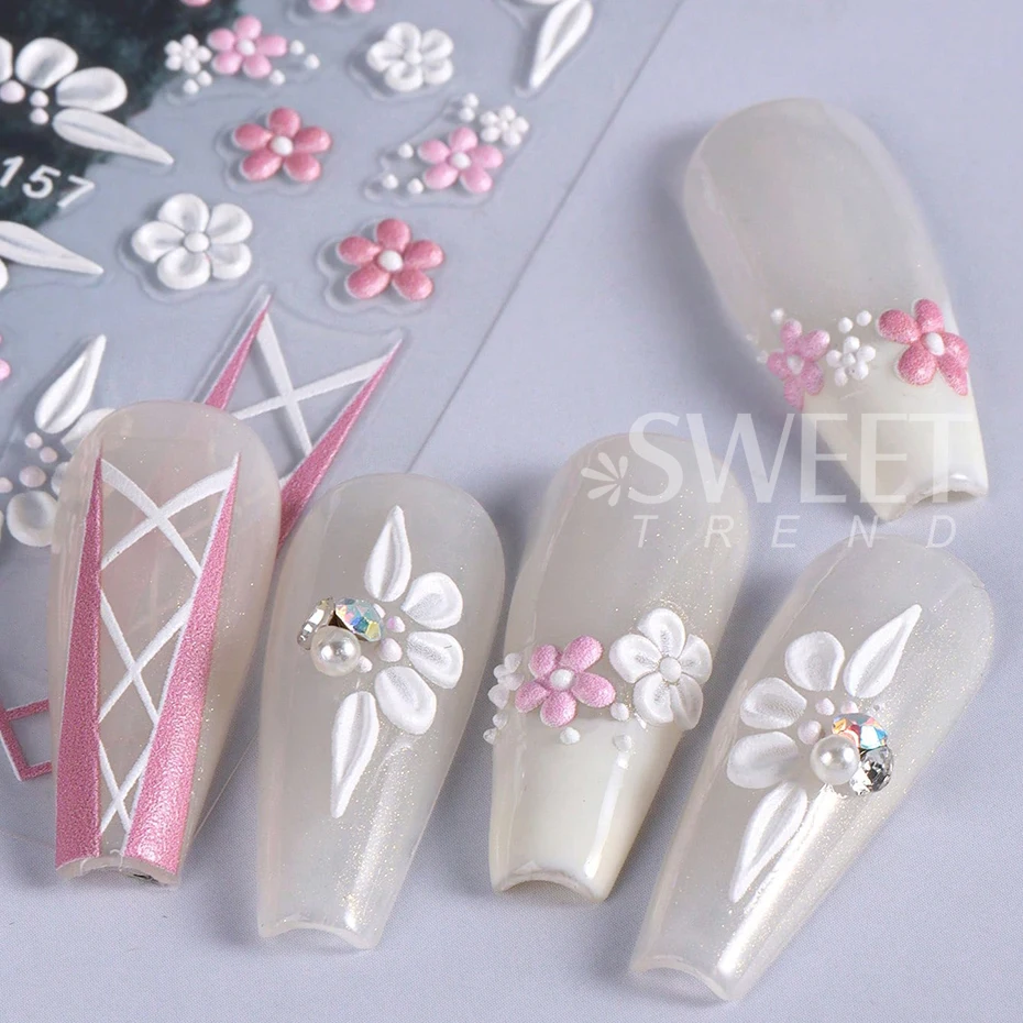 5D โบว์แกะสลักดอกไม้สติกเกอร์เล็บ 2pcs อะคริลิคนูนสีขาวหัวใจสีชมพู Star ดอกไม้ภาษาฝรั่งเศสคําเล็บเจลรูปลอก Slider