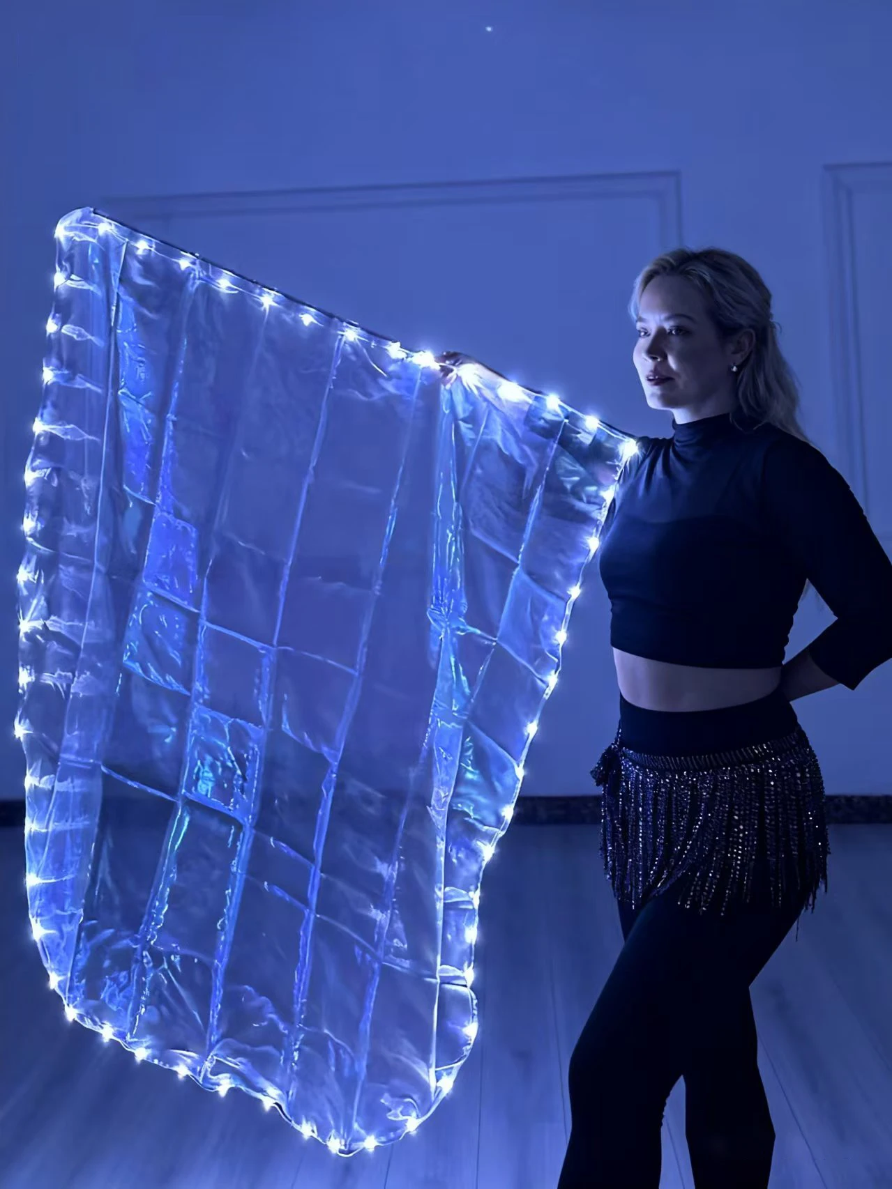 مراوح الرقص الشرقي المضيئة بإضاءة LED مكونة من قطعتين - أعلام متوهجة من القماش الأبيض مع مفتاح، دعائم خيالية للمراقصين والأداء والأزياء التنكرية