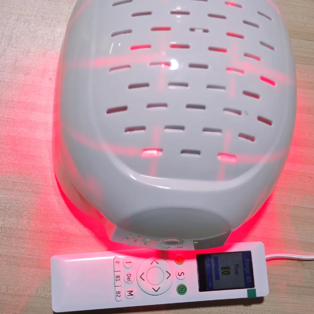 

Лазерная крышка высокой мощности 6750 мВт для роста волос, шлем для лечения выпадения волос с управлением, портом Type-C и отражением волос