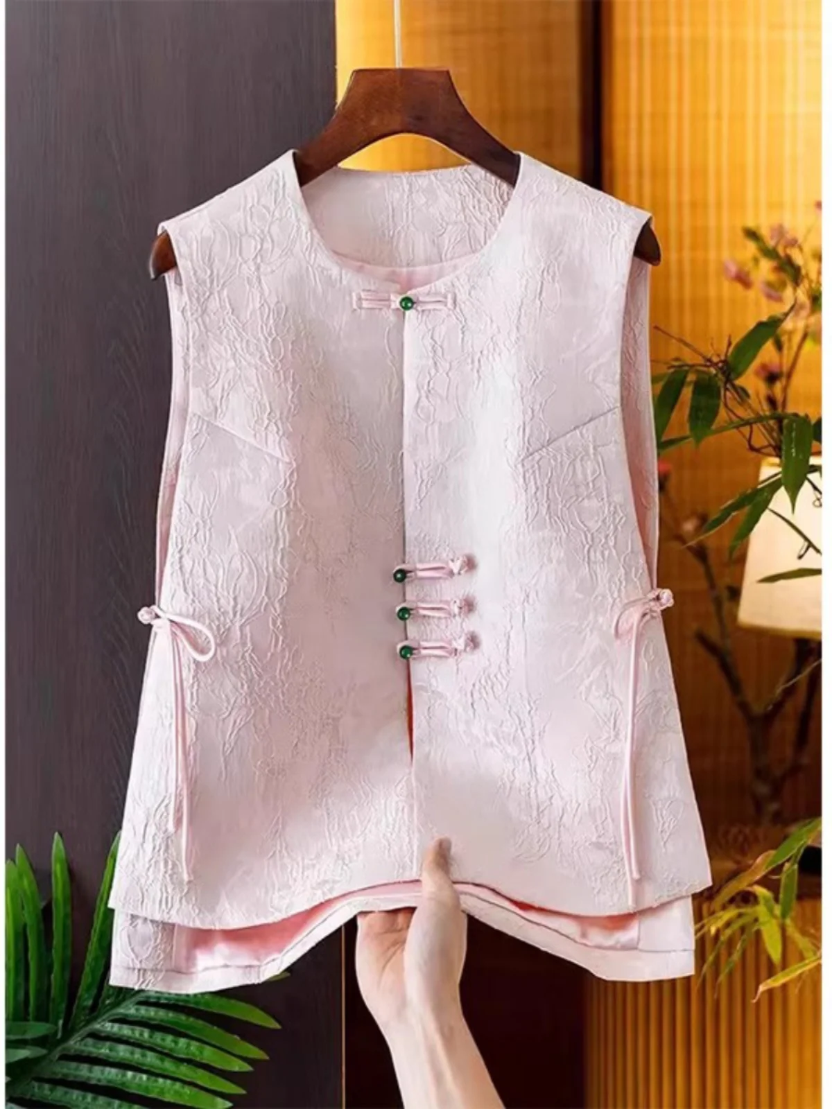 

New Chinese Sle Women's Vest Top Buttoned Floral Embroidery High End Summer Outfit Layering Retro T Outerwear Jaet