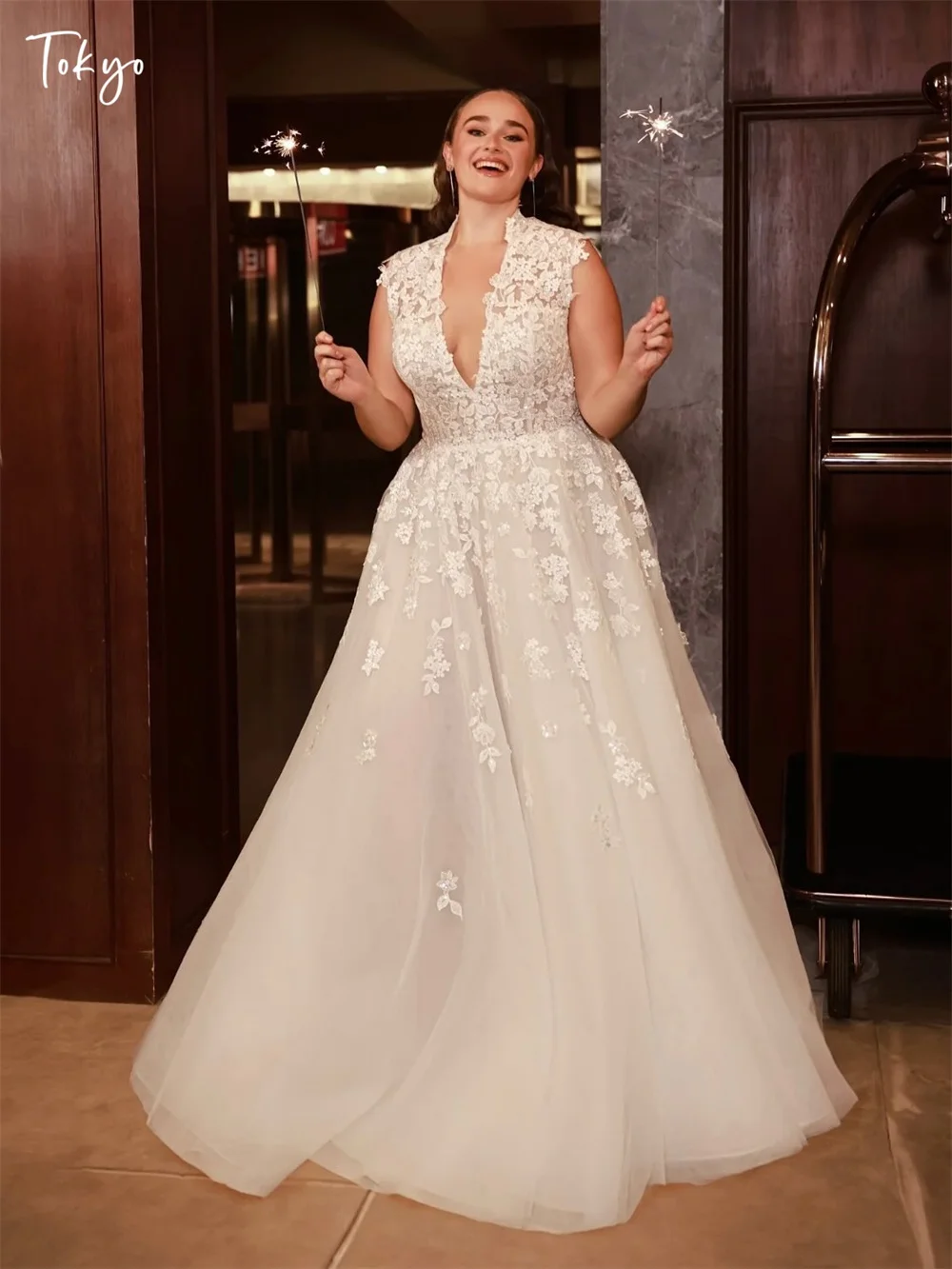 Tokyo Aangepaste Elegante A-lijn Trouwjurken V-hals Mouwloze Rits Bruidsjurken Witte Hof Trein Tule Bruidsjurken