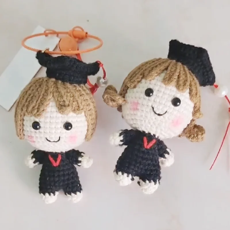 

2pcs/Hand Crocheted cute pendant college graduate doll bachelor couple souvenir collection exquisite beauty