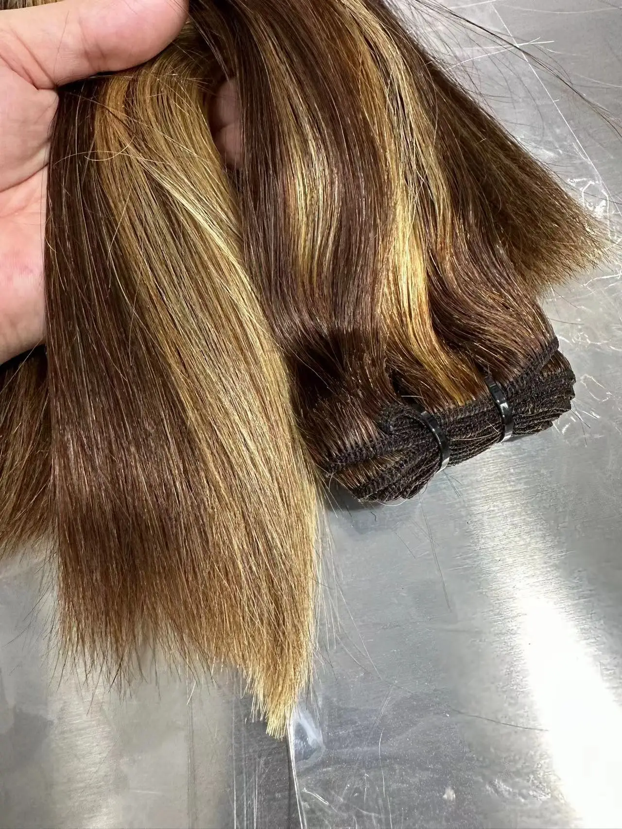 Destaque pacotes retos do cabelo humano, extensões brasileiras do Weave, louro de Ombre, marrom colorido, P4 27