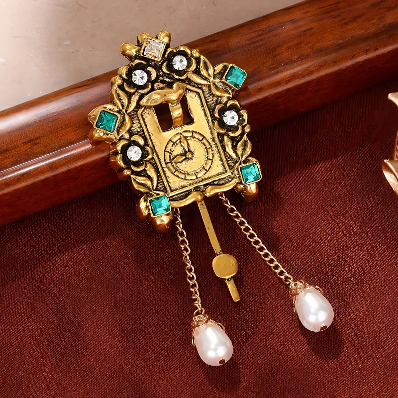 Vintage Designed Bird Alarm Clock Brooch Palace Style Carved Tassel Creative Pin Corsage Womens Coat Accessory