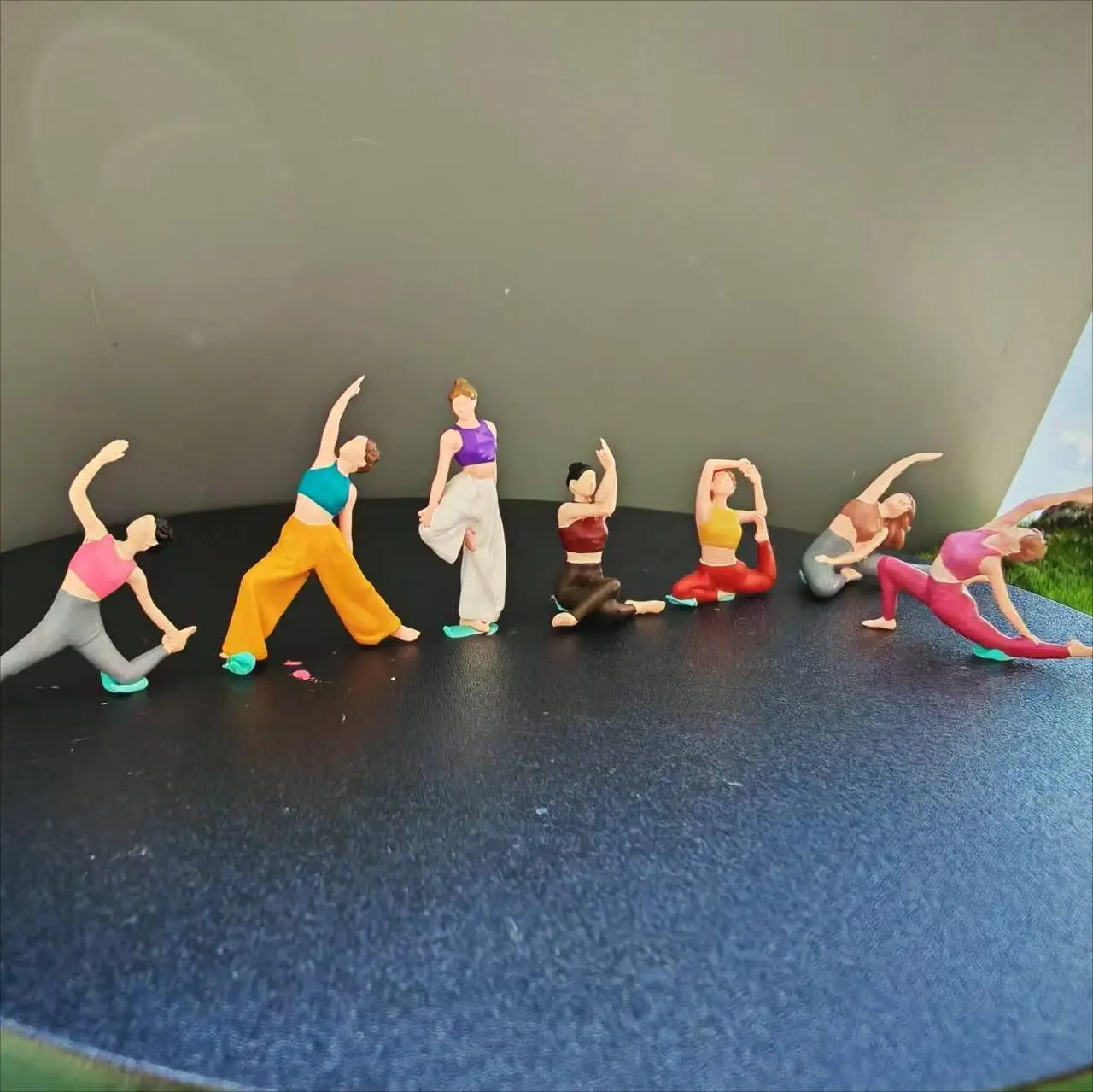 

Minifigure 1:64 Figures Yoga Girl Model Miniature Figure DIY Creative Photography Display Collection Garage Decoration