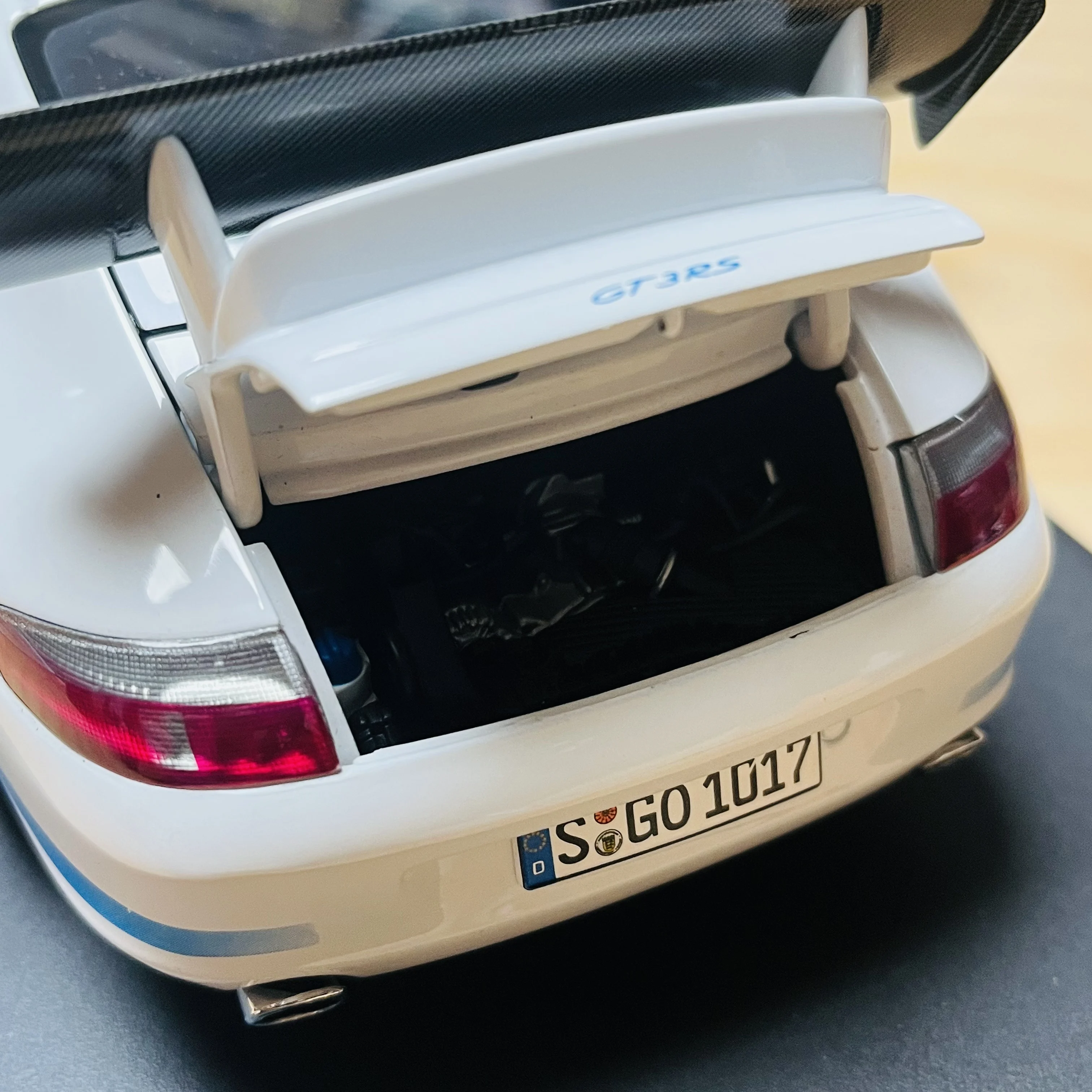 โมเดลรถจำลอง Autoart 1:18 996 GT3RS สีขาวน้ำเงิน รุ่นลิมิเต็ดอิดิชั่น โครงสร้างโลหะผสมแบบเปิดได้ทุกส่วน ของเล่นสะสม ของขวัญ