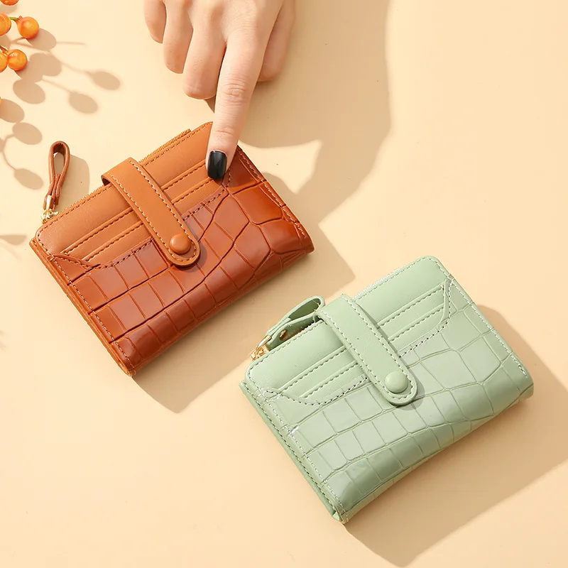 Retro Crocodile Print Women's Short Wallet with Temperament Multi-card Slots Lacquered Surface Waterproof Coin Purse