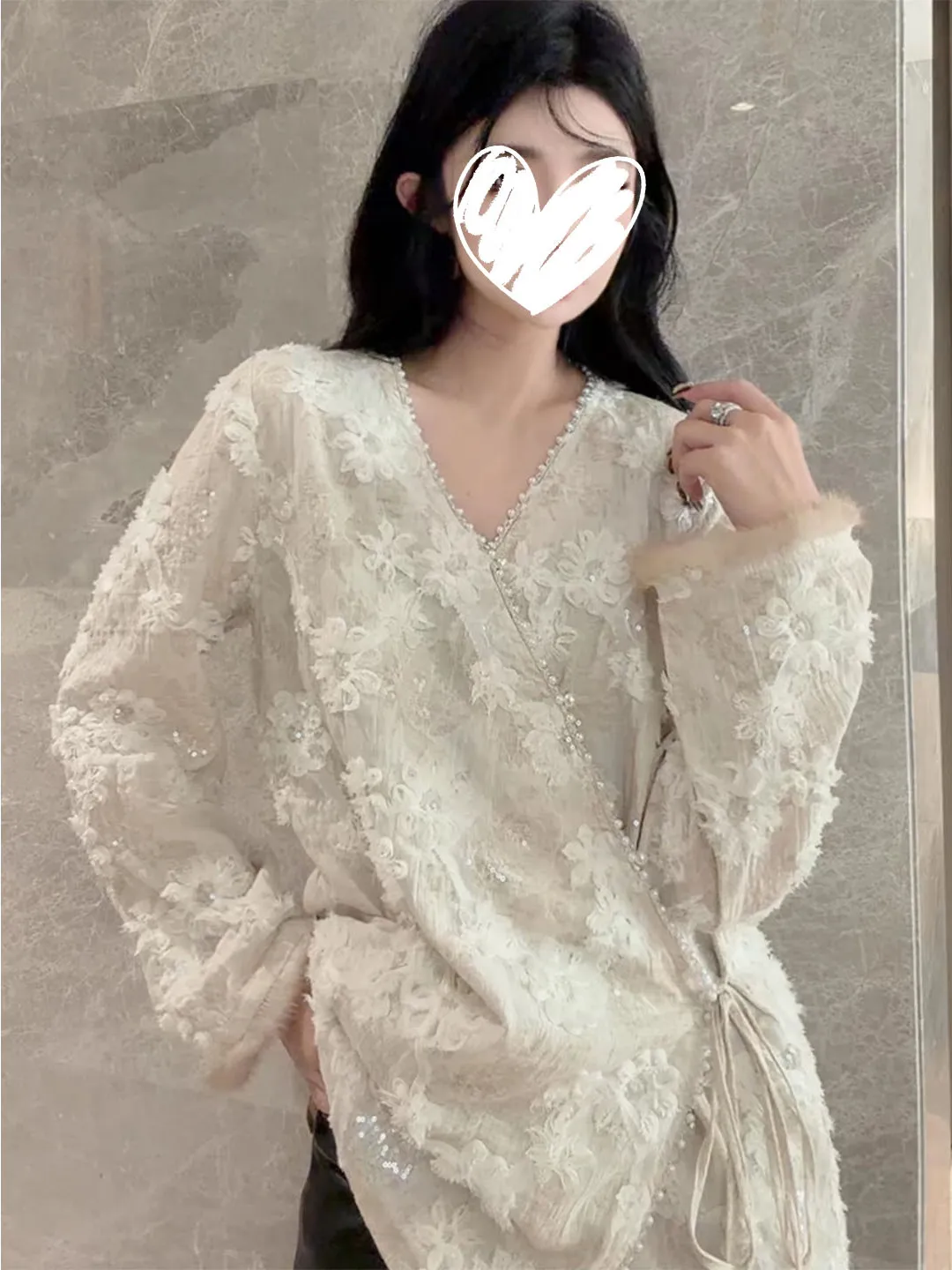 

Элегантная белая кружевная блузка с V-образным вырезом и длинным рукавом в новом китайском стиле, средней длины, базовый топ для женщин, осенне-зимняя мода 2025