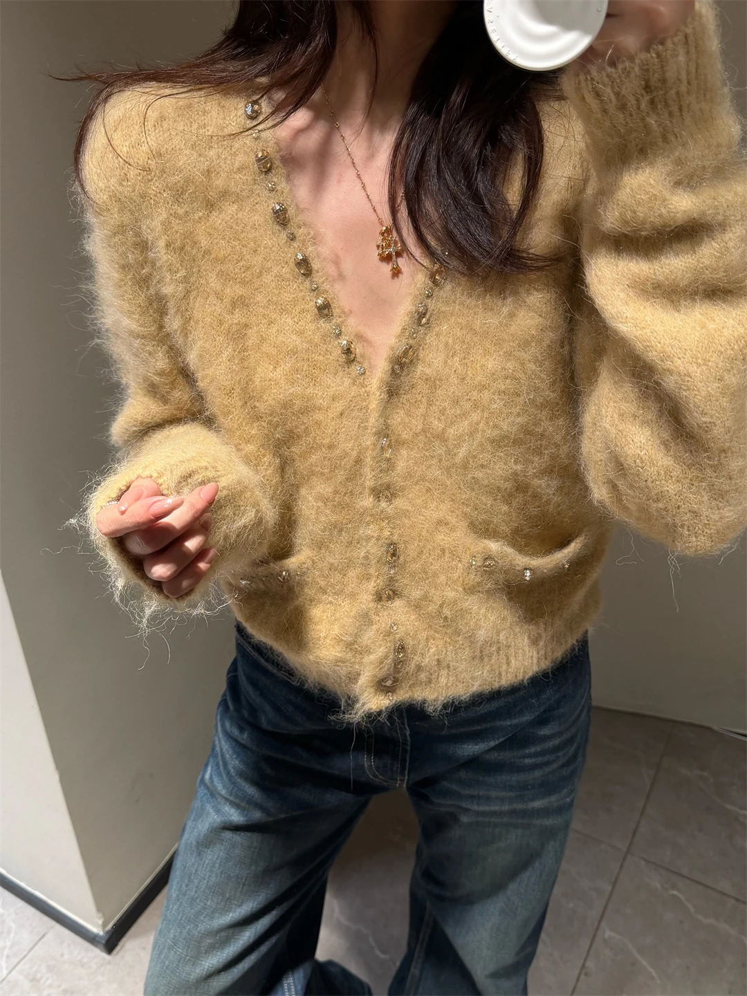 

Вязаный кардиган свободного кроя из верблюжьего пуха с V-образным вырезом, расшитый камеями, в стиле французской моды, эксклюзивно для женщин, онлайн-эксклюзив