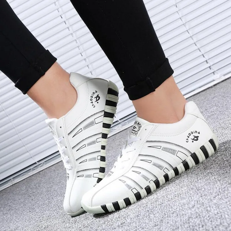 Sepatu Olahraga Sneakers Wanita Sepatu Kasual Lari Berenda Bergaris Fashion Mewah Wanita Musim Gugur Nyaman Ukuran Besar 41