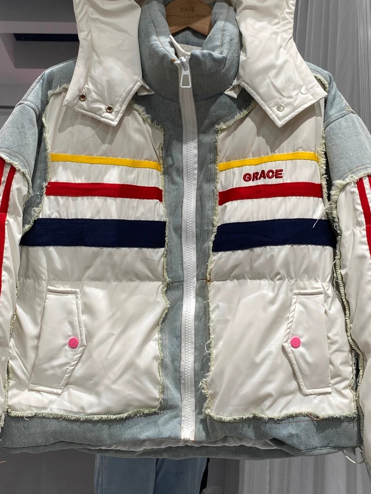 2025 Nuovo Piumino Denim Cuciture Berretto rimovibile Contrasto Parker Corto allentato da donna Addensare Piumino d'anatra bianca Top alla moda