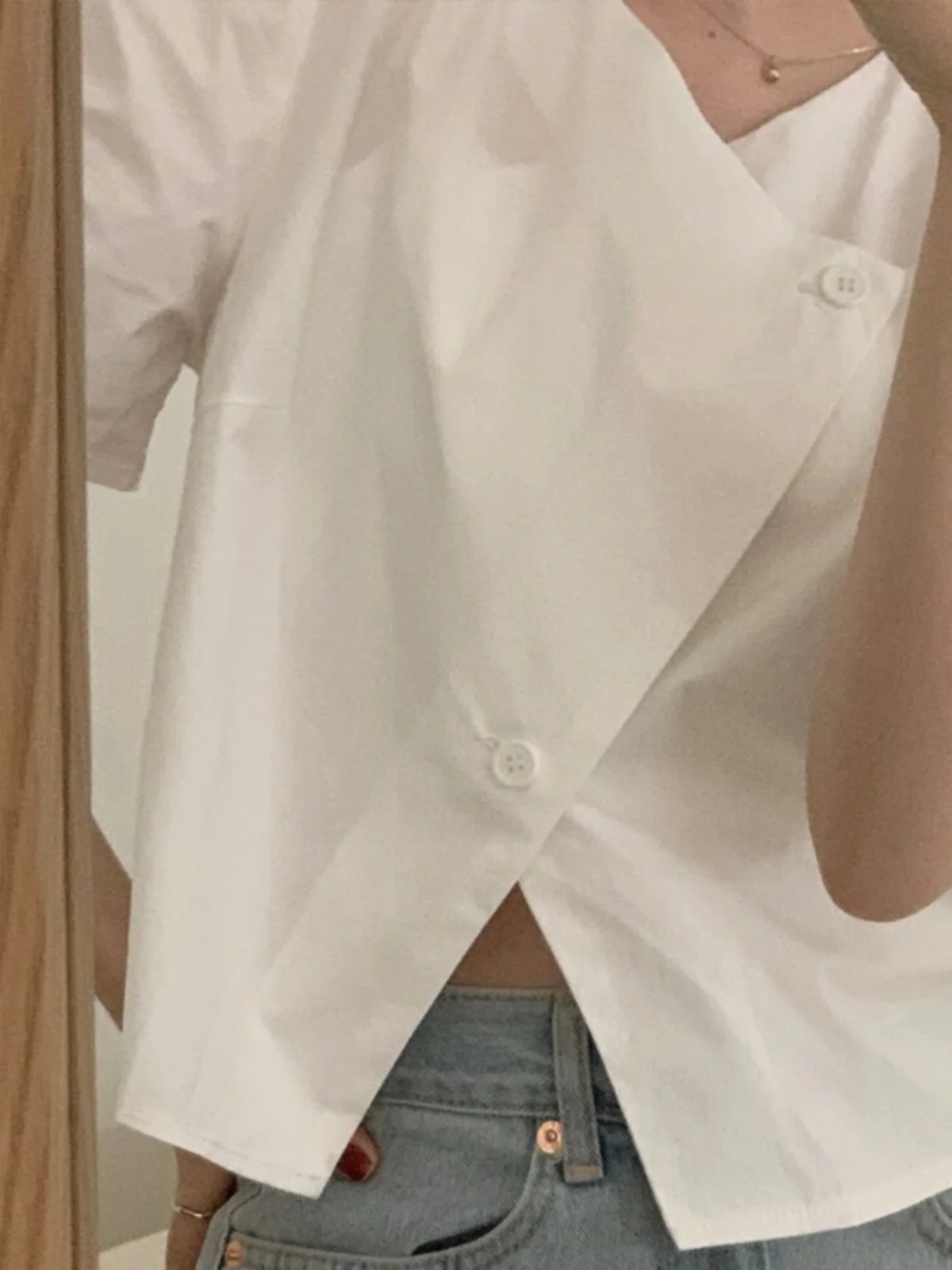 เสื้อสตรีสีขาวทรงหลวมแบบมีระบาย ดีไซน์เก๋ไก๋สำหรับฤดูร้อน คอวีแบบไม่สมมาตร ติดกระดุม ดีไซน์เรียบง่าย เหมาะสำหรับใส่ไปทำงาน สีพื้น