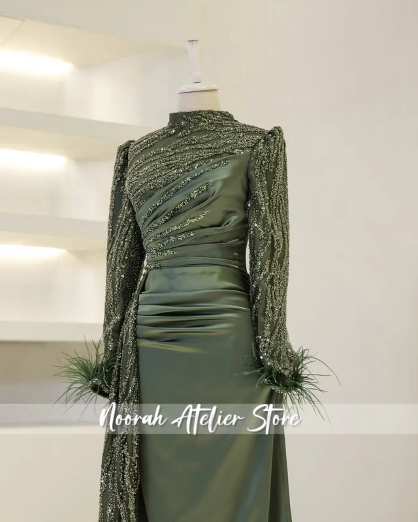 فساتين سهرة إسلامية دبي باللون الأخضر اللامع 2025 بأكمام ريش فساتين زفاف فستان حفلات فستان رسمي مخصص