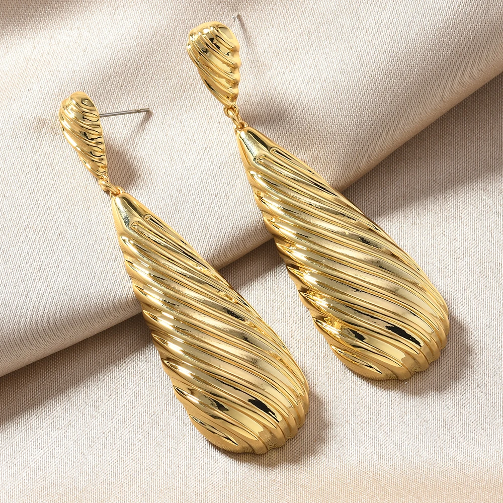 

1 pair of striped teardrop-shaped zinc alloy earrings, elegant and beautiful, in line with the aesthetic taste of most women