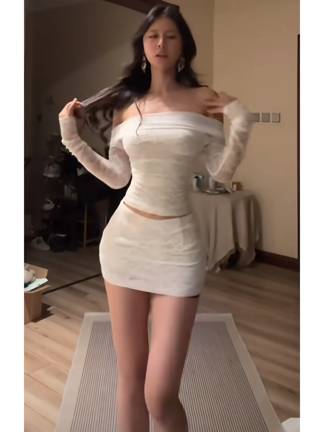 

Сексуальный кружевной комплект с топом на длинных бретелях и юбкой с низкой талией, комплект из двух предметов для девочек-подростков, зимний модный тренд