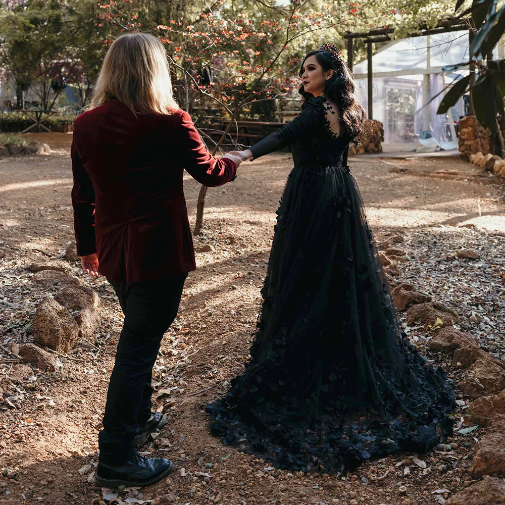 Vestido de novia gótico negro con flores bordadas en 3D, manga larga, corte bajo, encaje Floral, vestidos de novia con tren