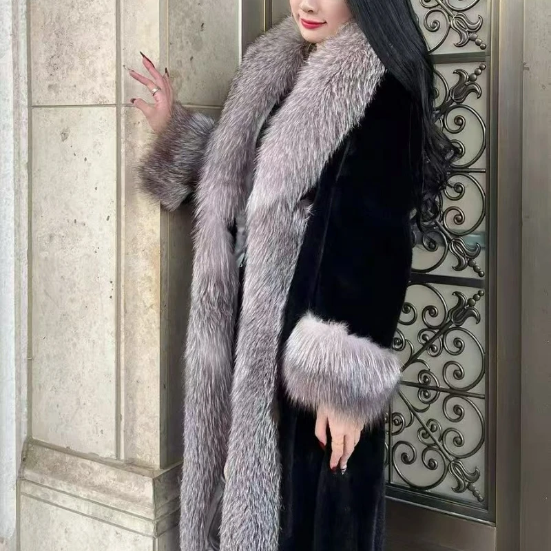 Amerikanischer Retro-Stil, neue schwarze Nerz-Oberbekleidung mit Gürtel, lange, übergroße Fuchspelzjacke mit Revers-Pelzkragen ist stilvoll im Winter 2026