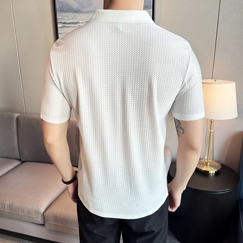 Herren-Poloshirt mit Waffelmuster, 2024, britischer Stil, Sommer, Eisseide, dünn, solide, lässig, elastisch, schmale Passform, kurzärmeliges T-Shirt, Herrenbekleidung