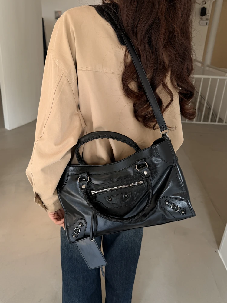 

Мотоциклетная сумка в стиле панк для женщин, большая вместительная сумка через плечо для ежедневных поездок, модный функциональный дизайн для активного отдыха