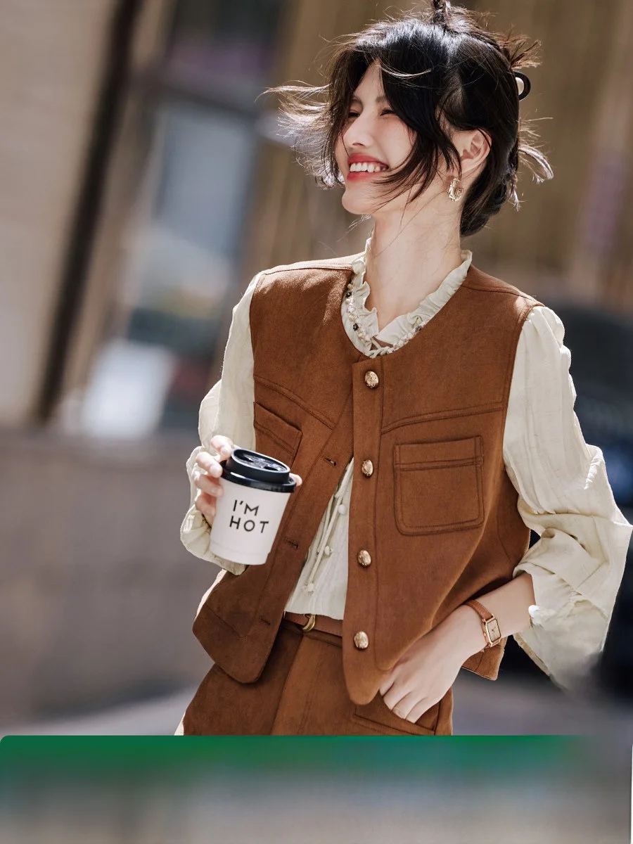 

ang Jing Suede Vest Outerwear Women's Autumn 2025 Casual Golden Button Svel Top Commute Sle ort Length Polyester ...