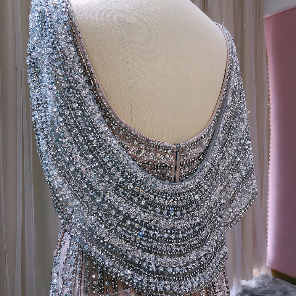 Sharon Said Luxuriöses Silbernes Meerjungfrauenkleid für Hochzeitsfeier mit Cape, Perlenbesetztes Schlitz-Abendkleid SS035 Maßanfertigung – Detail 14
